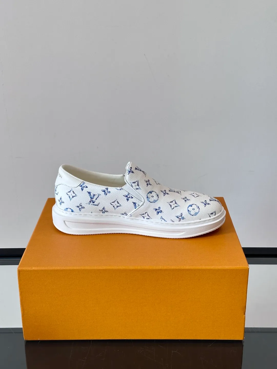 Men's shoes 💰p360 "LOUIS VUITTO＊" Classic presbyopic slip-on loafers are made of classic Damier Gra men's shoes 💰phite canvas, with LV logo embellishment on the shoe body, leather straps decorated with LV metal logo buckles, smooth calf leather trim, and Monogram flower rubber outsole, full of youthful vitality and elegance. Blake craftsmanship and hand-stitched uppers cleverly establish recognition, and the standard sheepskin lining provides a comfortable and soft foot feel! Size: 38-44